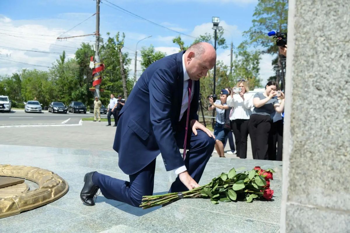 Губернатор Евгений Солнцев принял участие в общероссийской минуте молчания в День памяти и скорби и возложил цветы к Вечному огню в память о погибших защитниках Отечества и мирных жителях Губернатор Евгений Солнцев принял участие в общероссийской минуте молчания в День памяти и скорби и возложил цветы к Вечному огню в память о погибших защитниках Отечества и мирных жителях