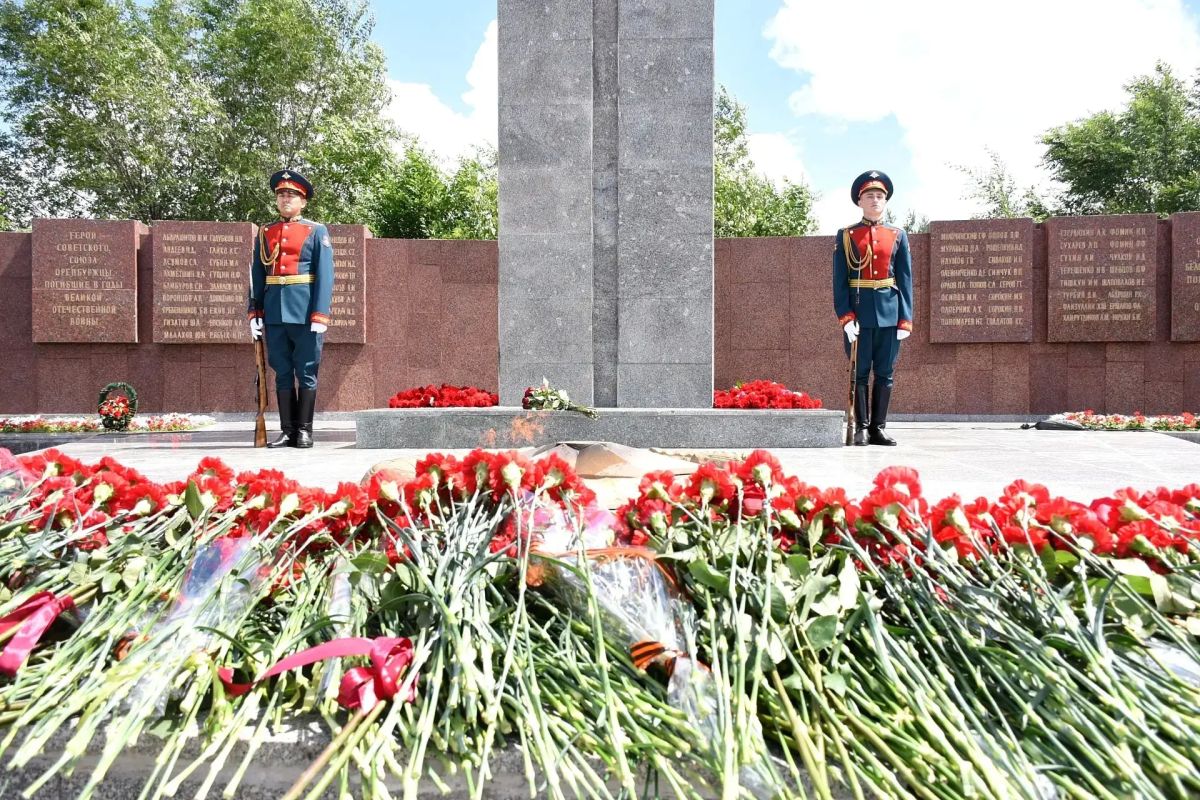 Вечная память героям: оренбуржцы возложили цветы к Вечному огню Вечная память героям: оренбуржцы возложили цветы к Вечному огню
