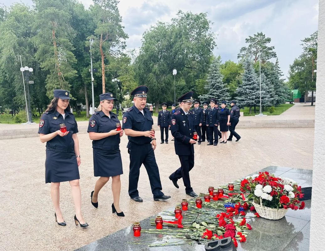 В Оренбургской области полицейские присоединились к акции «Свеча памяти» В Оренбургской области полицейские присоединились к акции «Свеча памяти»
