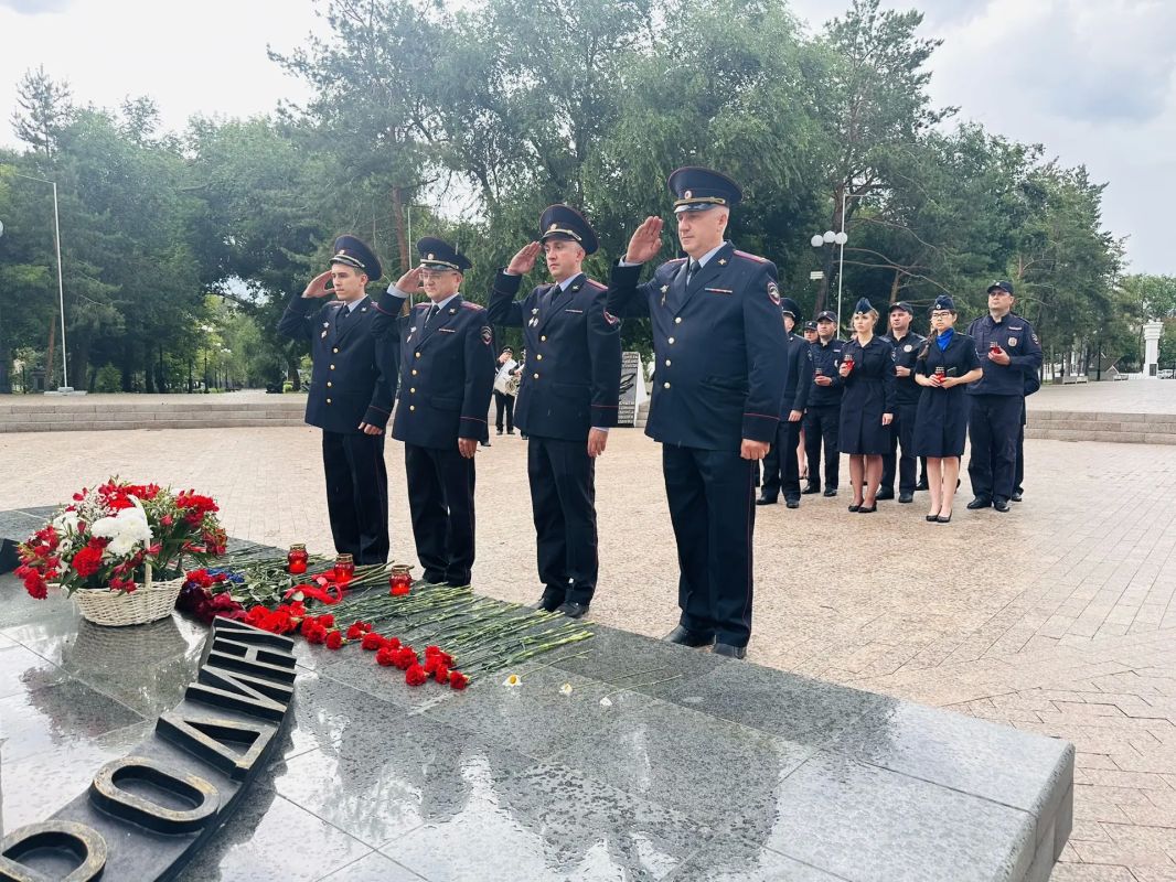 В Оренбургской области полицейские присоединились к акции «Свеча памяти» В Оренбургской области полицейские присоединились к акции «Свеча памяти»