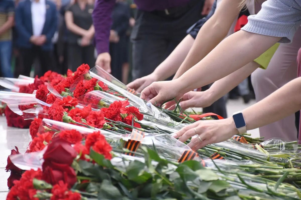 Вечная память героям: оренбуржцы возложили цветы к Вечному огню Вечная память героям: оренбуржцы возложили цветы к Вечному огню
