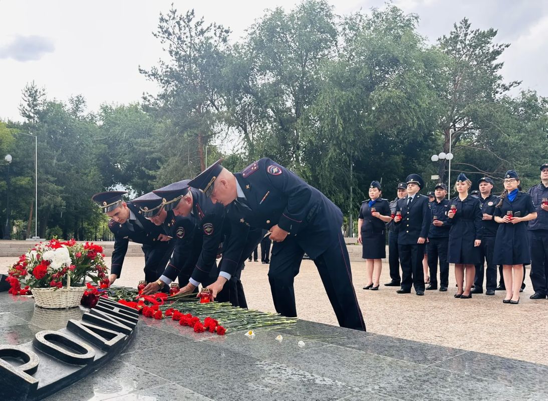 В Оренбургской области полицейские присоединились к акции «Свеча памяти» В Оренбургской области полицейские присоединились к акции «Свеча памяти»