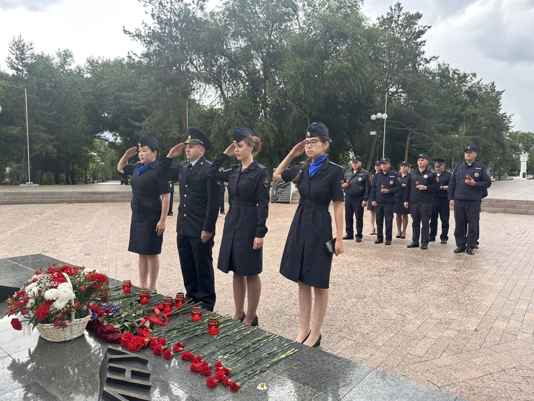 В Оренбургской области полицейские присоединились к акции «Свеча памяти» В Оренбургской области полицейские присоединились к акции «Свеча памяти»