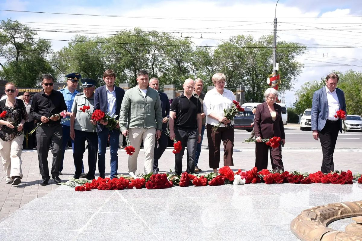 Вечная память героям: оренбуржцы возложили цветы к Вечному огню Вечная память героям: оренбуржцы возложили цветы к Вечному огню