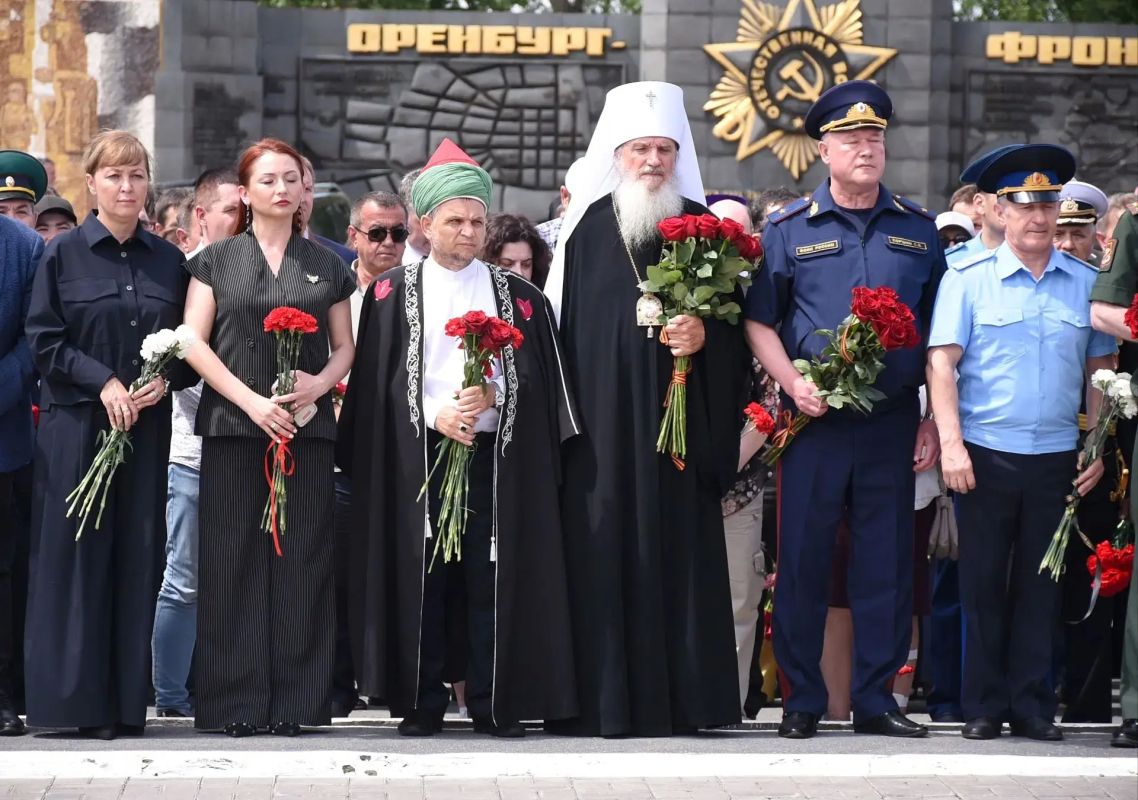 Вечная память героям: оренбуржцы возложили цветы к Вечному огню Вечная память героям: оренбуржцы возложили цветы к Вечному огню