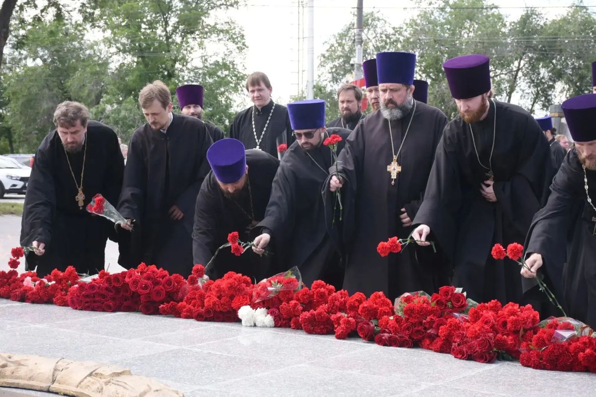 Вечная память героям: оренбуржцы возложили цветы к Вечному огню Вечная память героям: оренбуржцы возложили цветы к Вечному огню