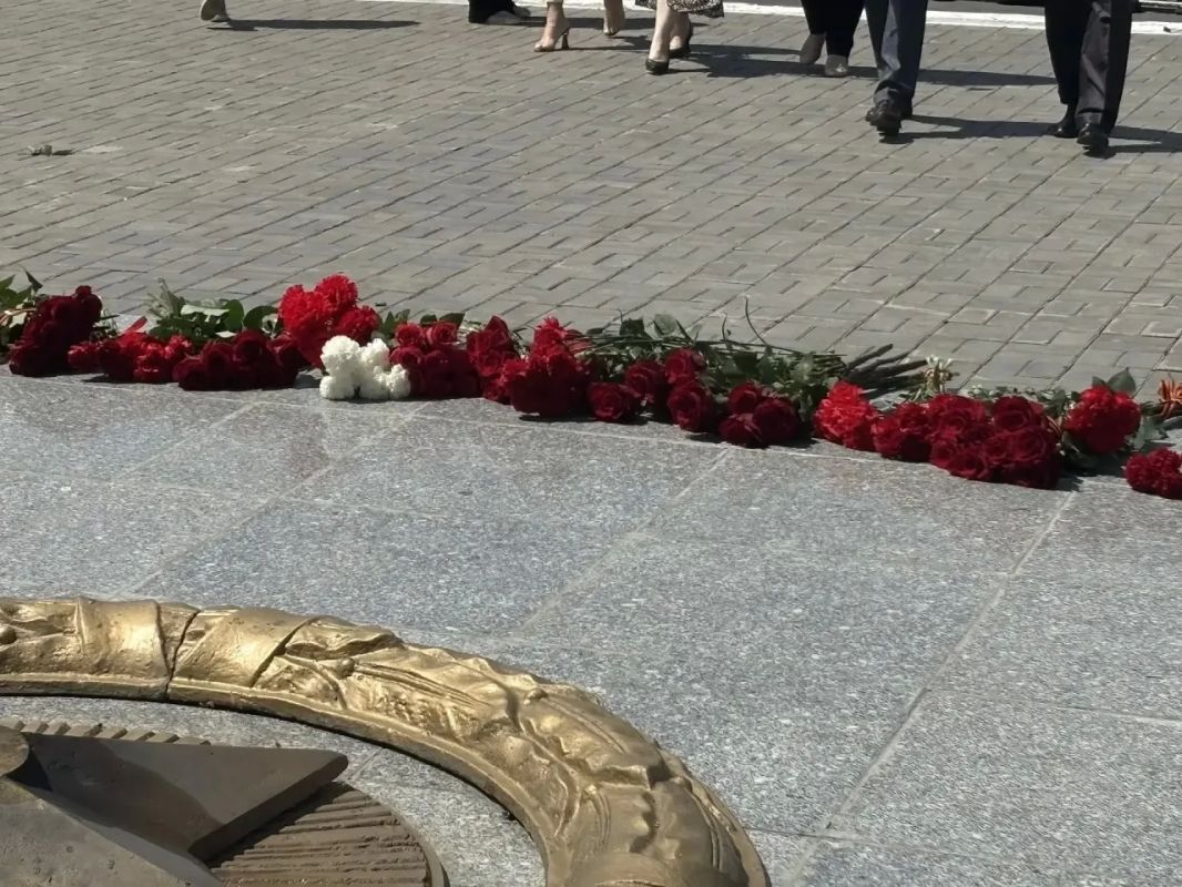Губернатор Оренбургской области Евгений Солнцев возложил цветы к мемориалу «Вечный огонь» В торжественном мероприятии участие приняли представители областной власти, руководители города, различных структур и юные оренбуржцы.... Губернатор Оренбургской области Евгений Солнцев возложил цветы к мемориалу «Вечный огонь» В торжественном мероприятии участие приняли представители областной власти, руководители города, различных структур и юные оренбуржцы....