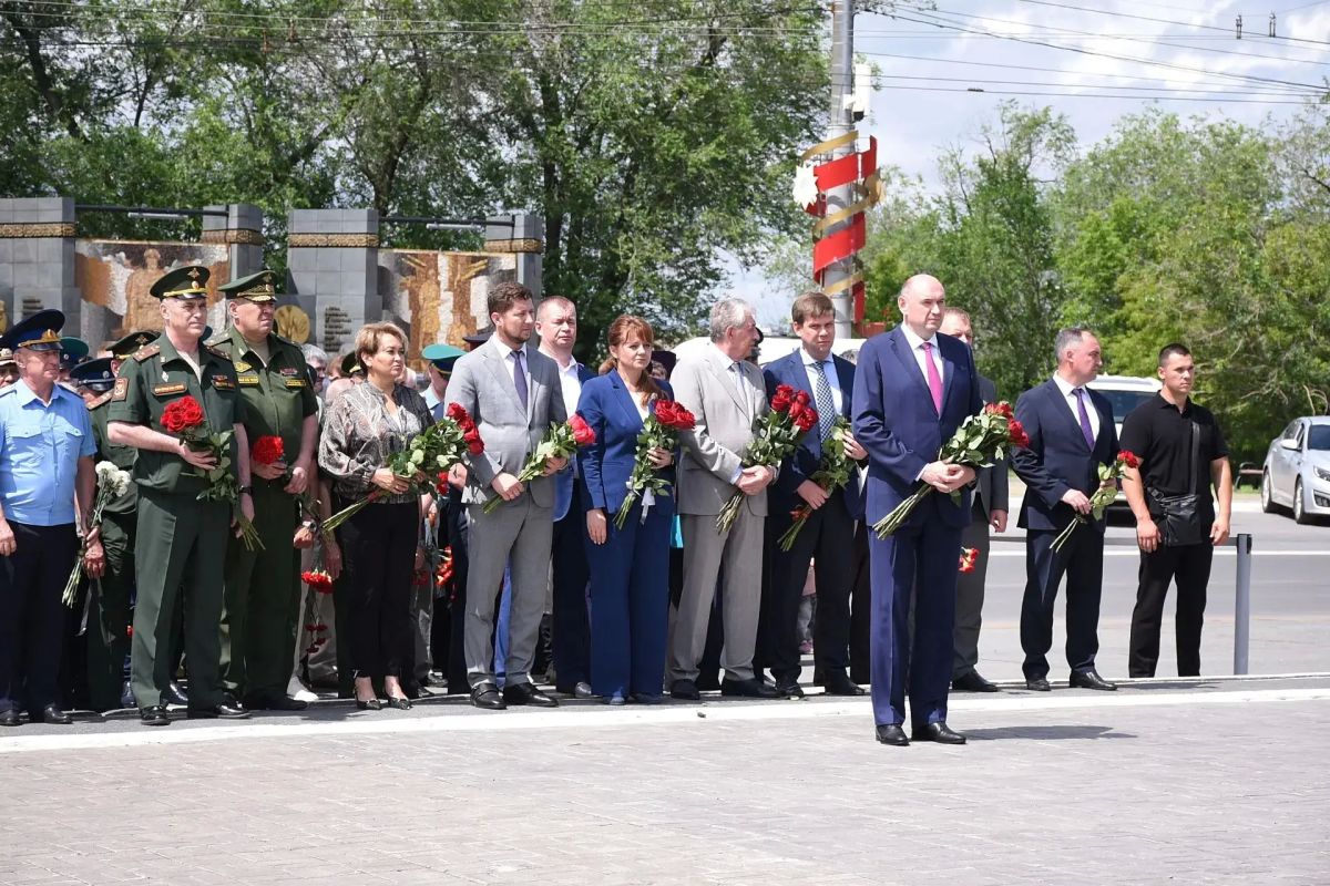 Вечная память героям: оренбуржцы возложили цветы к Вечному огню