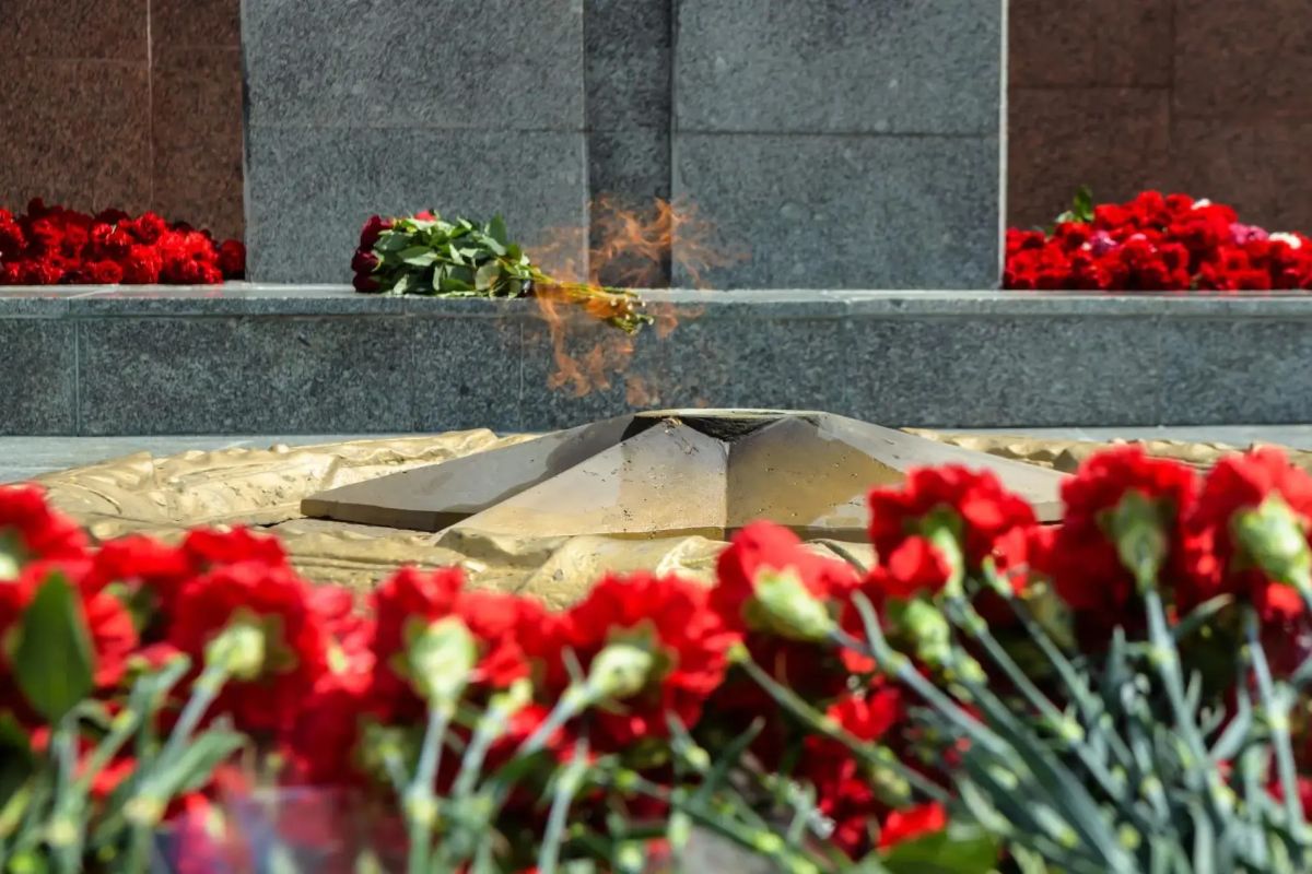 Губернатор Евгений Солнцев принял участие в общероссийской минуте молчания в День памяти и скорби и возложил цветы к Вечному огню в память о погибших защитниках Отечества и мирных жителях Губернатор Евгений Солнцев принял участие в общероссийской минуте молчания в День памяти и скорби и возложил цветы к Вечному огню в память о погибших защитниках Отечества и мирных жителях