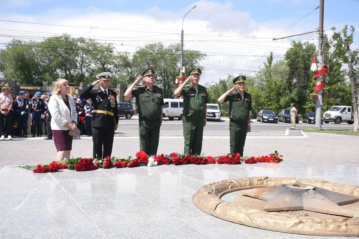 Вечная память героям: оренбуржцы возложили цветы к Вечному огню Вечная память героям: оренбуржцы возложили цветы к Вечному огню