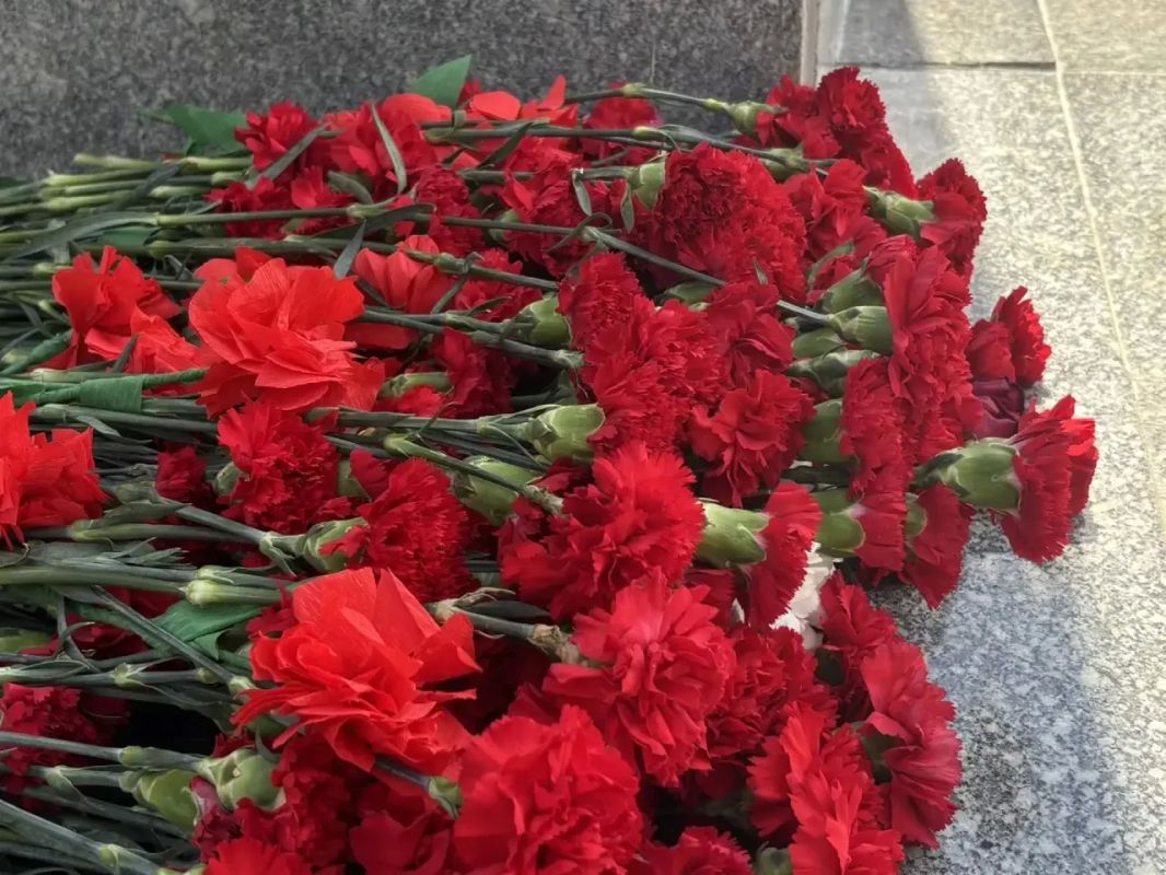 Губернатор Оренбургской области Евгений Солнцев возложил цветы к мемориалу «Вечный огонь» В торжественном мероприятии участие приняли представители областной власти, руководители города, различных структур и юные оренбуржцы.... Губернатор Оренбургской области Евгений Солнцев возложил цветы к мемориалу «Вечный огонь» В торжественном мероприятии участие приняли представители областной власти, руководители города, различных структур и юные оренбуржцы....