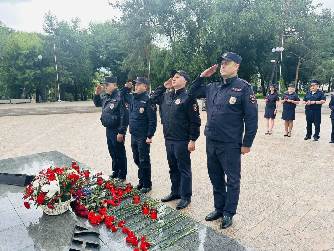 В Оренбургской области полицейские присоединились к акции «Свеча памяти» В Оренбургской области полицейские присоединились к акции «Свеча памяти»