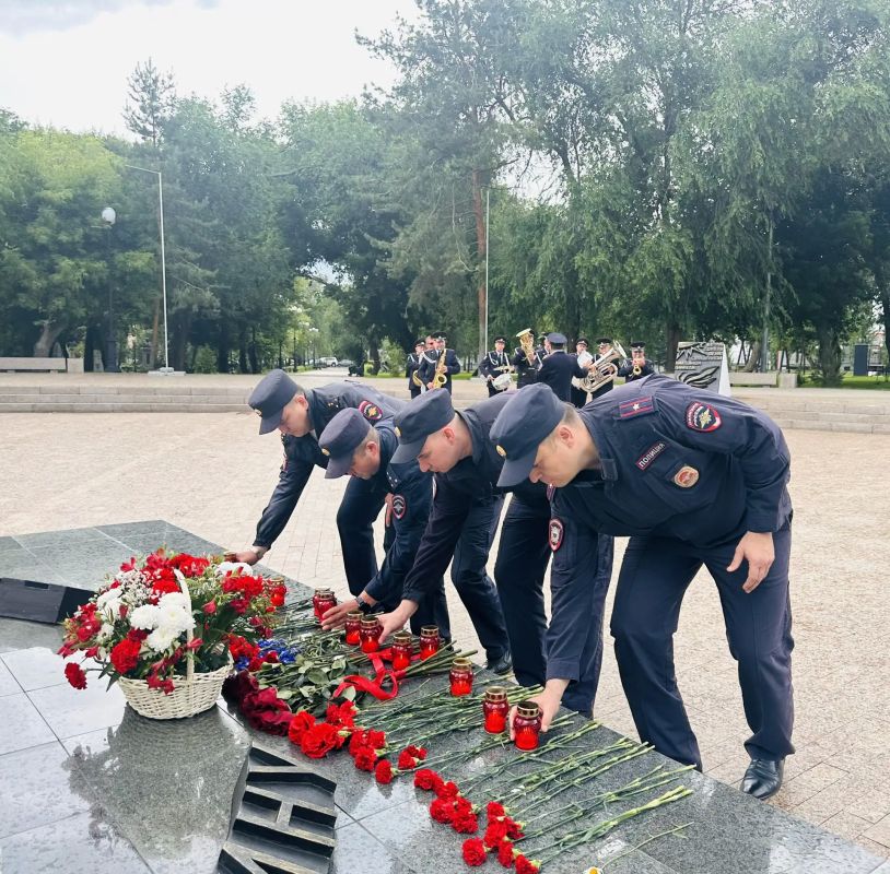 В Оренбургской области полицейские присоединились к акции «Свеча памяти» В Оренбургской области полицейские присоединились к акции «Свеча памяти»
