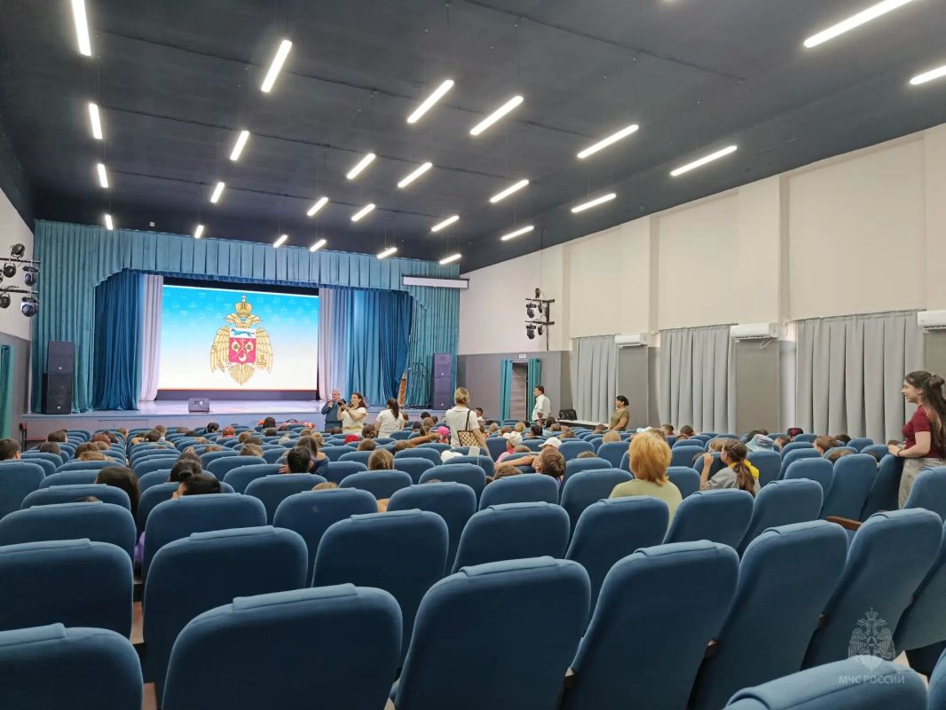 Сотрудники МЧС России провели профилактическую беседу о безопасности на воде Сотрудники МЧС России провели профилактическую беседу о безопасности на воде