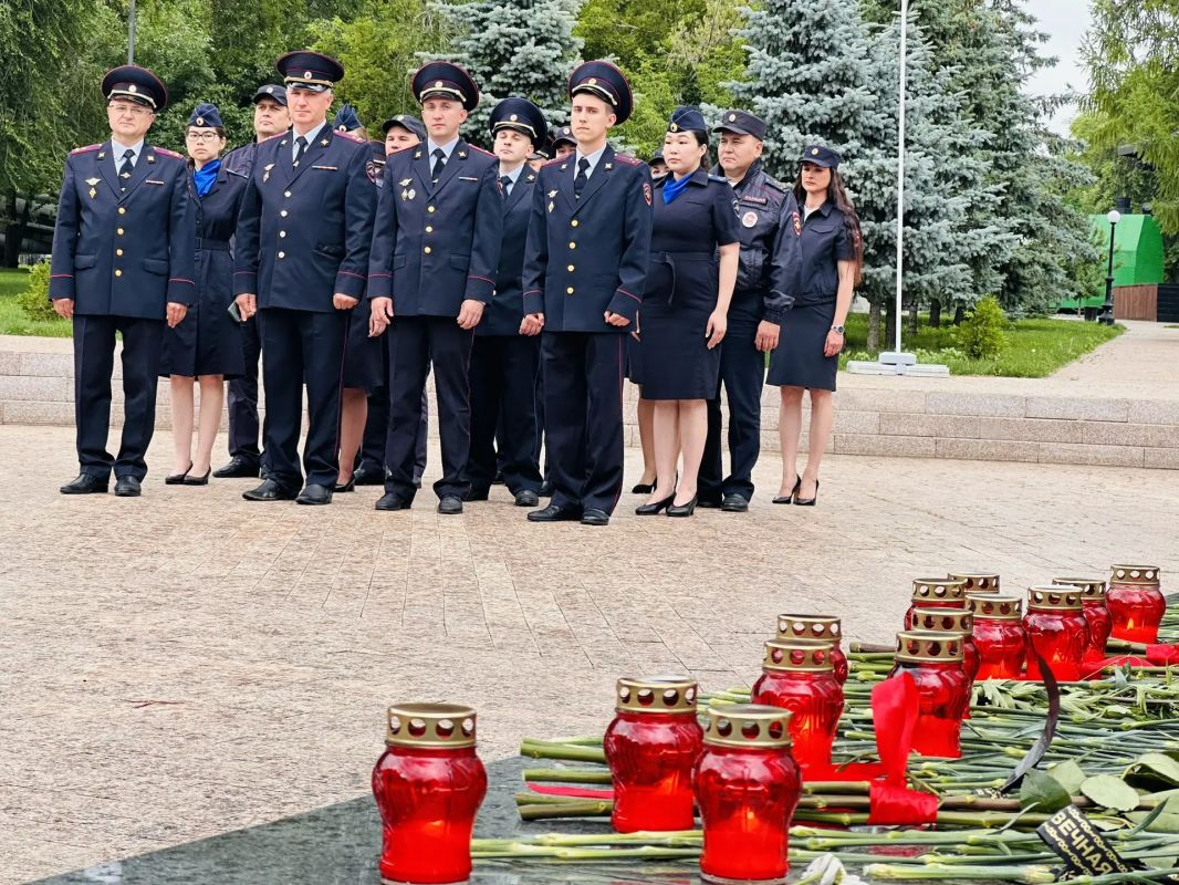 В Оренбургской области полицейские присоединились к акции «Свеча памяти» В Оренбургской области полицейские присоединились к акции «Свеча памяти»
