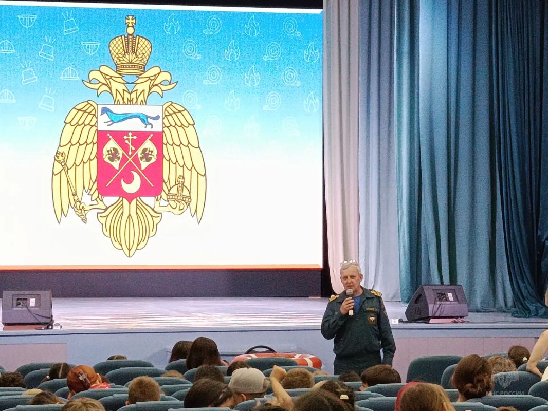Сотрудники МЧС России провели профилактическую беседу о безопасности на воде Сотрудники МЧС России провели профилактическую беседу о безопасности на воде