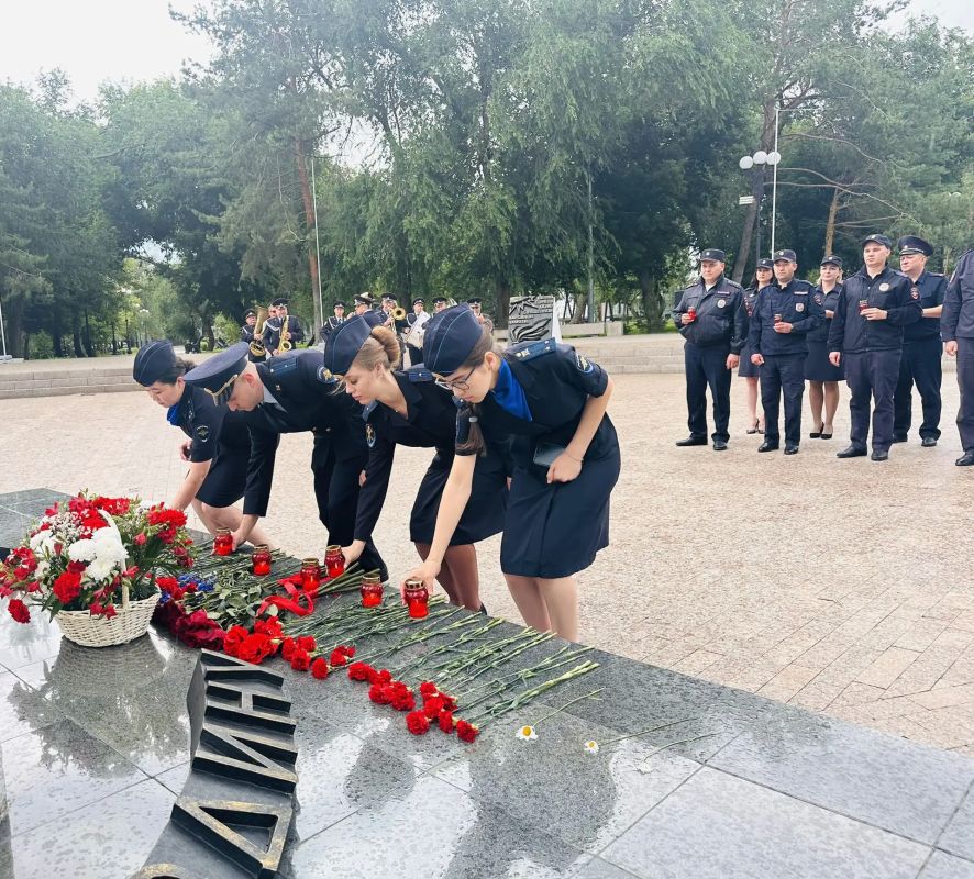 В Оренбургской области полицейские присоединились к акции «Свеча памяти» В Оренбургской области полицейские присоединились к акции «Свеча памяти»