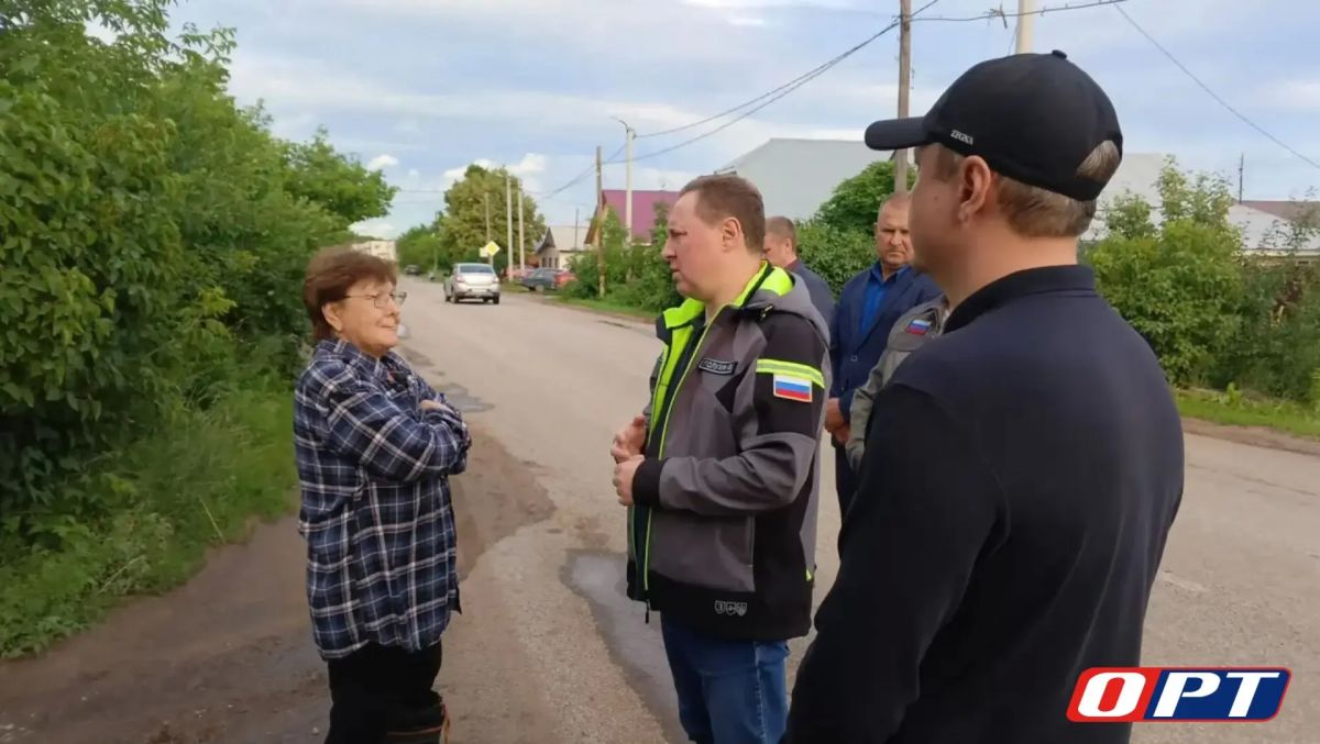 Министр строительства Оренбургской области Александр Полухин осматривает домовладения, которые оказались в зоне подтопления Министр строительства Оренбургской области Александр Полухин осматривает домовладения, которые оказались в зоне подтопления