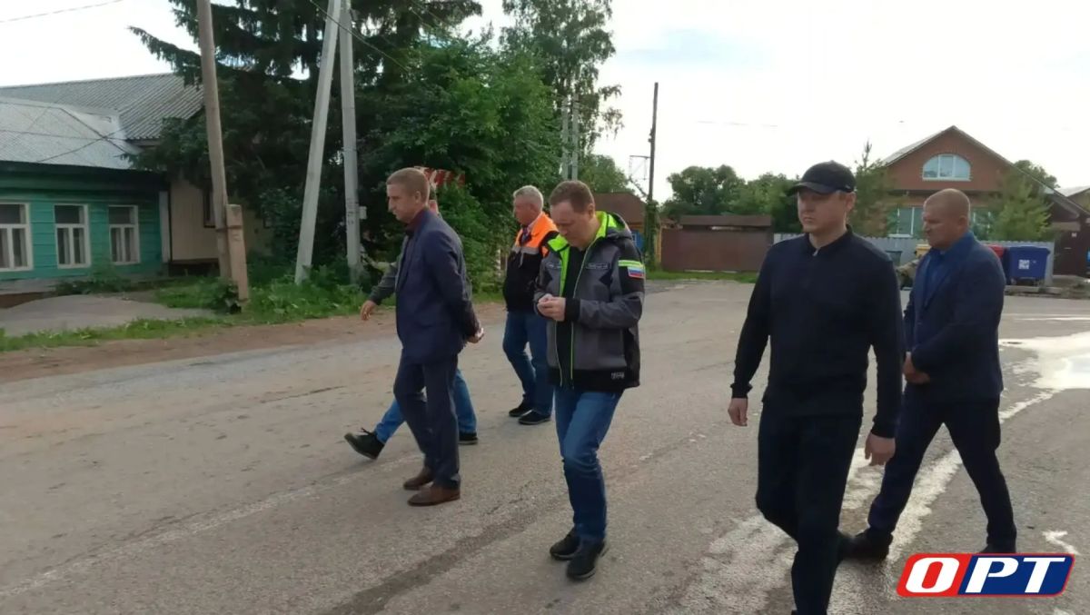 Министр строительства Оренбургской области Александр Полухин осматривает домовладения, которые оказались в зоне подтопления