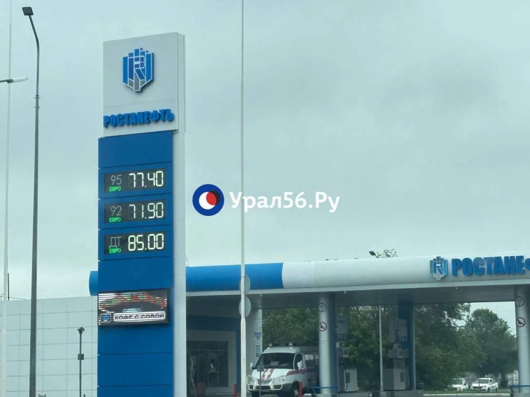 Бензин продолжает исчезать с заправок Оренбурга: на некоторых АЗС остался только дизель, а АИ-95 уже продают по 89,90 рубля Бензин продолжает исчезать с заправок Оренбурга: на некоторых АЗС остался только дизель, а АИ-95 уже продают по 89,90 рубля