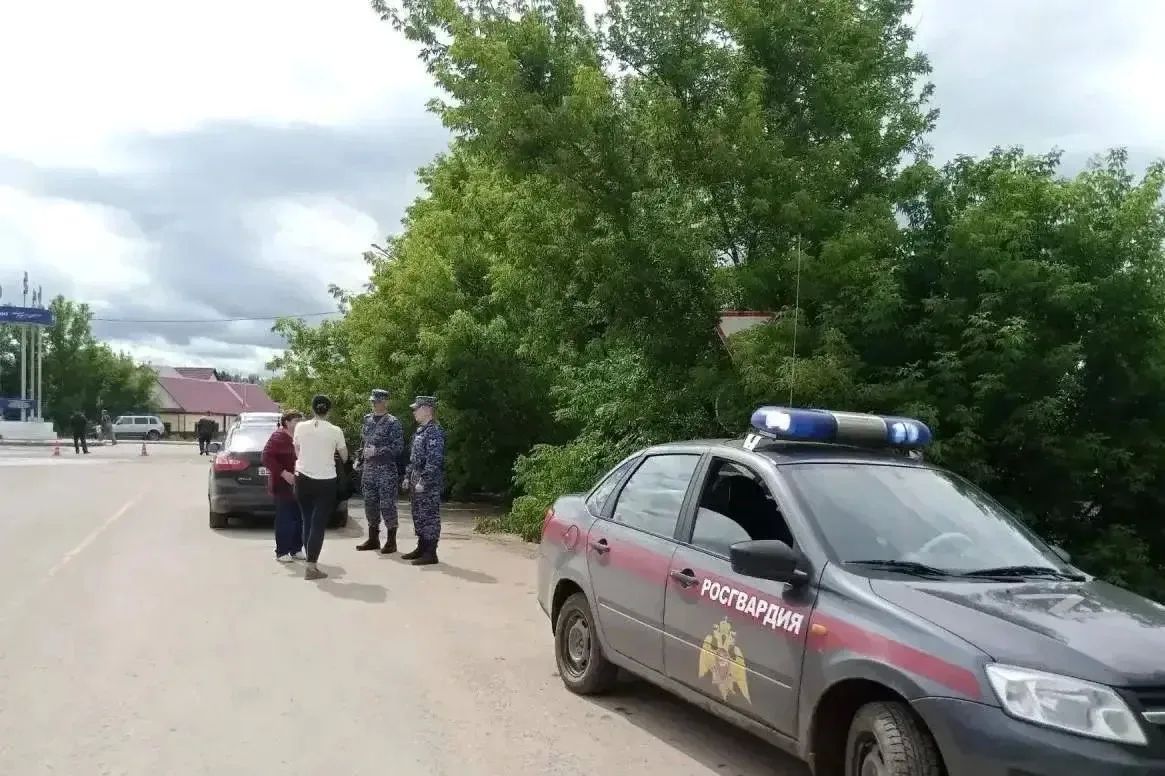 В Бугуруслане росгвардейцы помогают городу справиться с паводком В Бугуруслане росгвардейцы помогают городу справиться с паводком