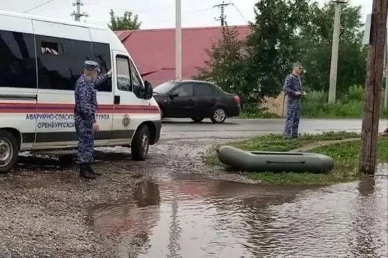 В Бугуруслане росгвардейцы помогают городу справиться с паводком В Бугуруслане росгвардейцы помогают городу справиться с паводком
