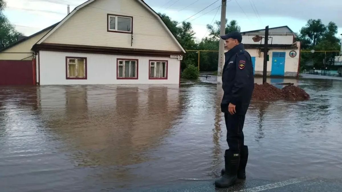 Со вчерашнего дня в связи с подтоплением территорий изза аномальных погодных условий полицейские Бугуруслана принимают комплекс мер по обеспечению безопасности граждан Со вчерашнего дня в связи с подтоплением территорий изза аномальных погодных условий полицейские Бугуруслана принимают комплекс мер по обеспечению безопасности граждан