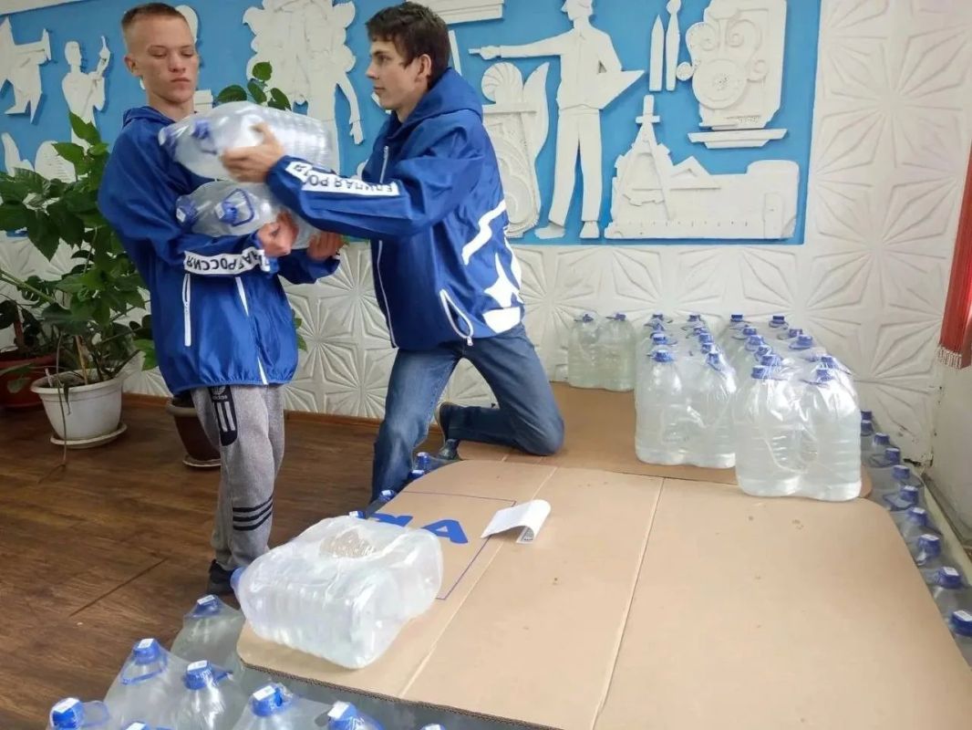 В БЕДЕ НЕ ОСТАВЛЯЮТ!. . Волонтёры Единой России помогают обеспечивать работу ПВР в Бугуруслане Пункты временного размещения развернуты на базе общежитий педагогического и нефтяного колледжей, а также спортивной школы... В БЕДЕ НЕ ОСТАВЛЯЮТ!. . Волонтёры Единой России помогают обеспечивать работу ПВР в Бугуруслане Пункты временного размещения развернуты на базе общежитий педагогического и нефтяного колледжей, а также спортивной школы...