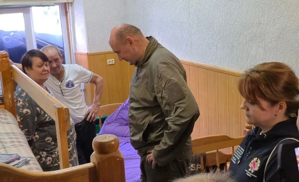 Губернатор Евгений Солнцев лично проверил пункт временного размещения в подтопленном Бугуруслане