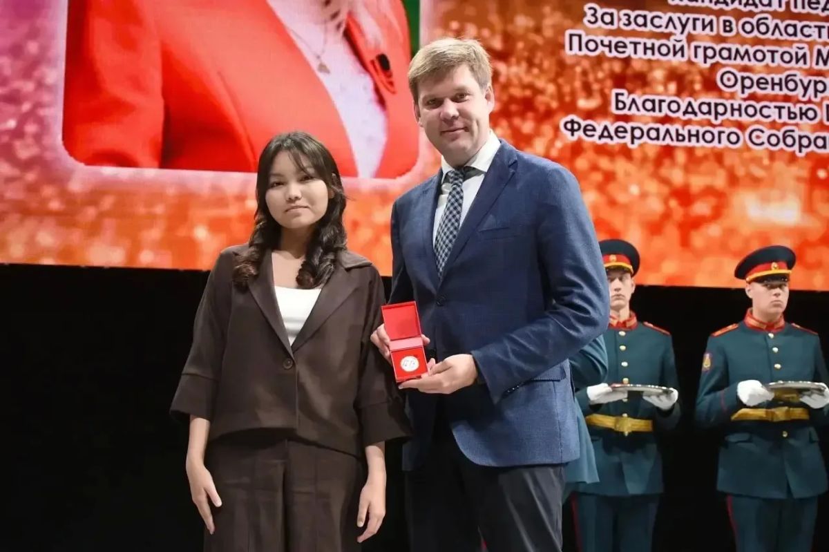 Более 500 выпускников Оренбурга окончили школу с медалями Более 500 выпускников Оренбурга окончили школу с медалями