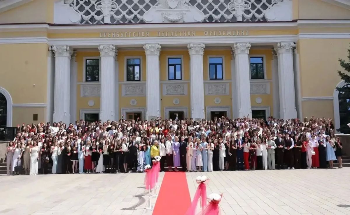 Более 500 выпускников Оренбурга окончили школу с медалями Более 500 выпускников Оренбурга окончили школу с медалями