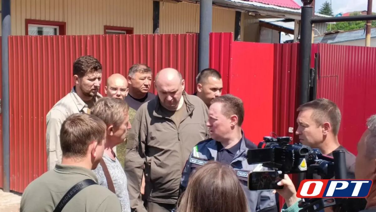 Евгений Солнцев встречается с бугурусланцами, чьи дома в зоне подтопления Евгений Солнцев встречается с бугурусланцами, чьи дома в зоне подтопления