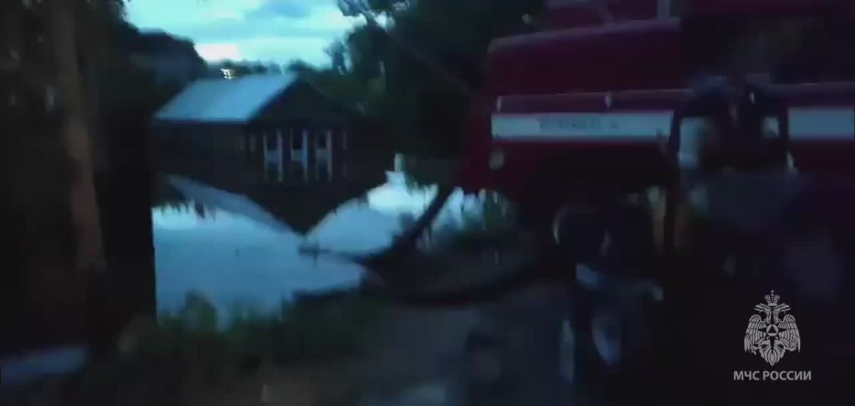 В Бугуруслане спасатели ночью откачивали воду с улицы Газовиков после наводнения