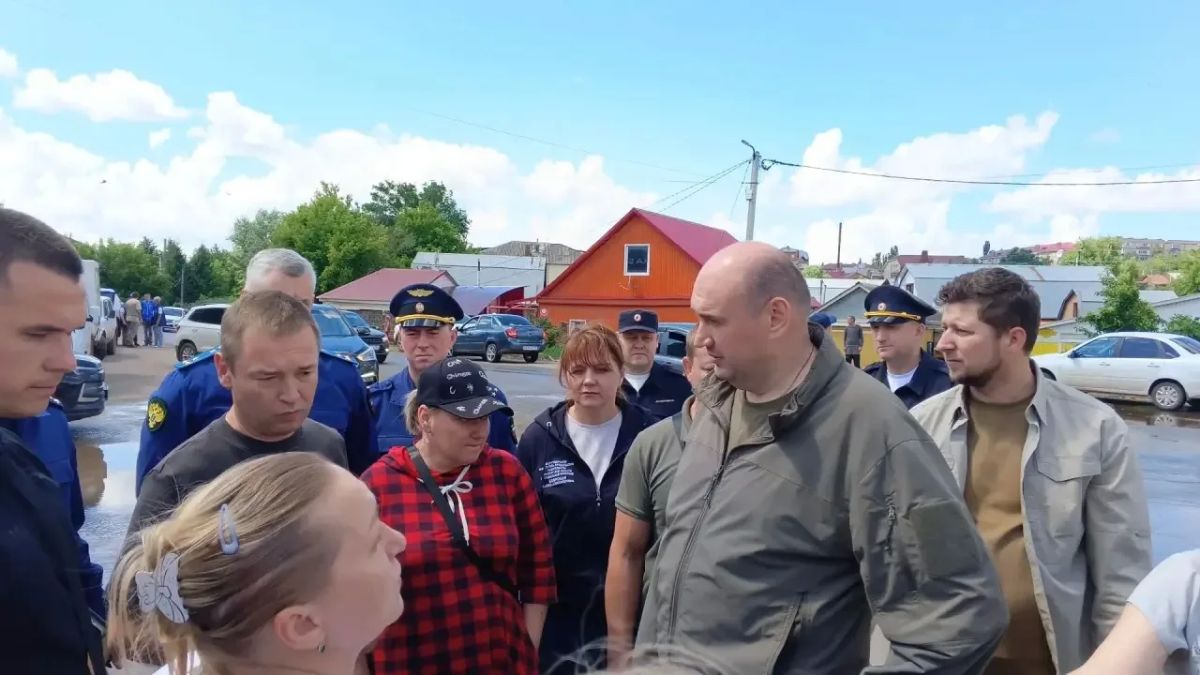 Евгений Солнцев встречается с бугурусланцами, чьи дома в зоне подтопления Евгений Солнцев встречается с бугурусланцами, чьи дома в зоне подтопления