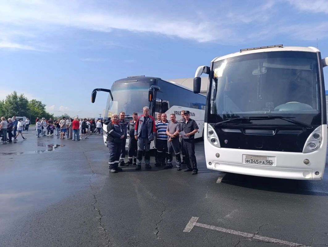 В городе Новотроицке сотрудники Госавтоинспекции провели масштабную беседу с детьми, которых сопровождают в лагерь В городе Новотроицке сотрудники Госавтоинспекции провели масштабную беседу с детьми, которых сопровождают в лагерь