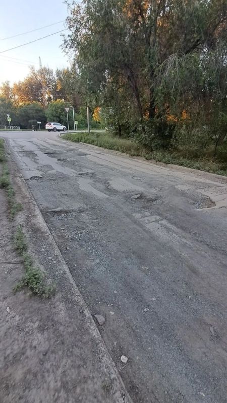 Выбоины до 15 см: Съезд с ул. Краматорской в сторону ул. Щорса совсем развалился Выбоины до 15 см: Съезд с ул. Краматорской в сторону ул. Щорса совсем развалился