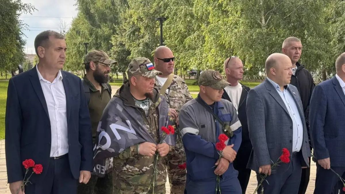 В Бузулуке в День ветеранов боевых действий возложили цветы к памятнику воинам-интернационалистам В Бузулуке в День ветеранов боевых действий возложили цветы к памятнику воинам-интернационалистам