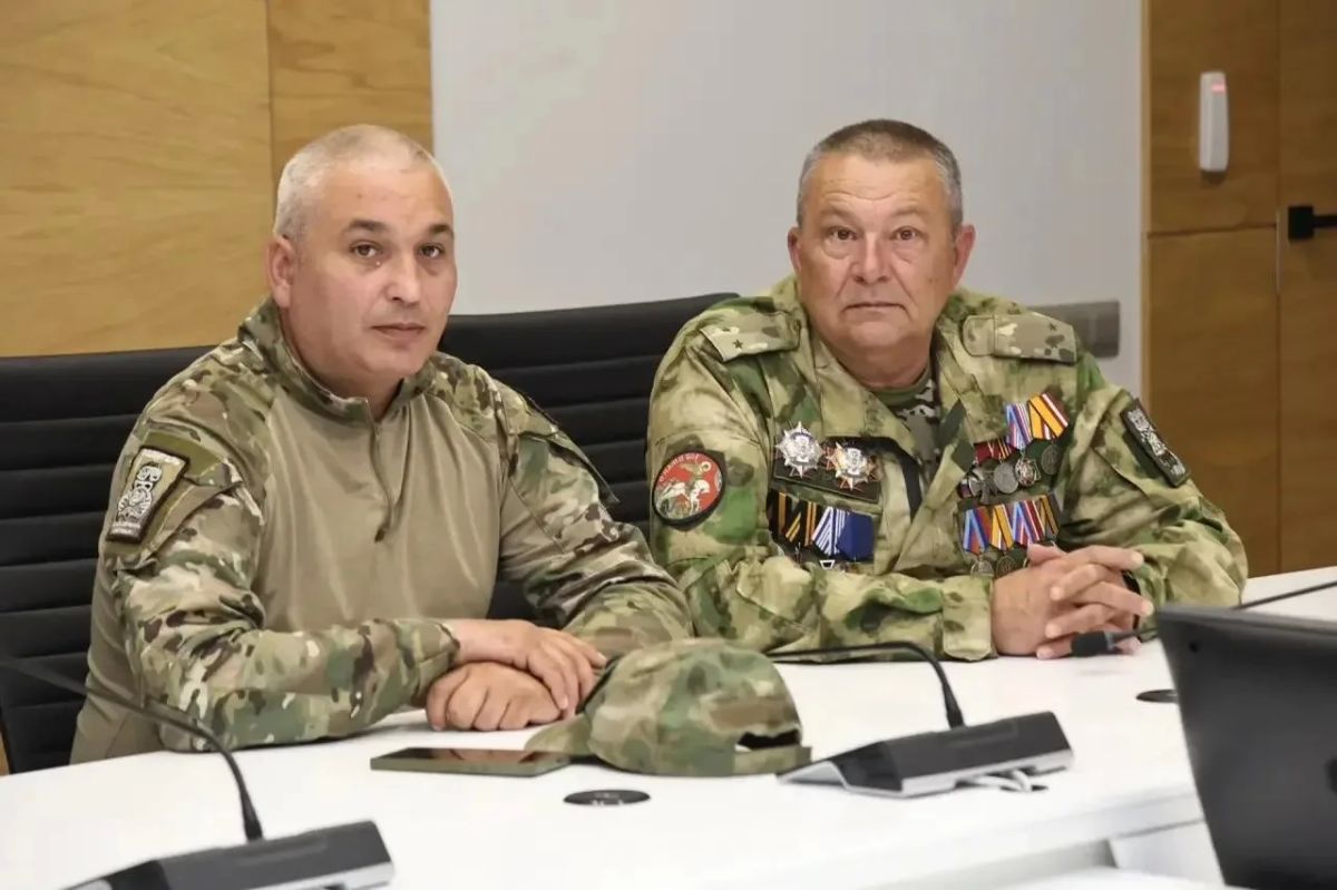 Бойцы оренбургского добровольческого отряда «БАРС-6» получили госнаграды ЛНР Бойцы оренбургского добровольческого отряда «БАРС-6» получили госнаграды ЛНР