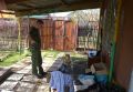 Чем занят подросток на даче, когда мама и бабушка шуршат в саду?