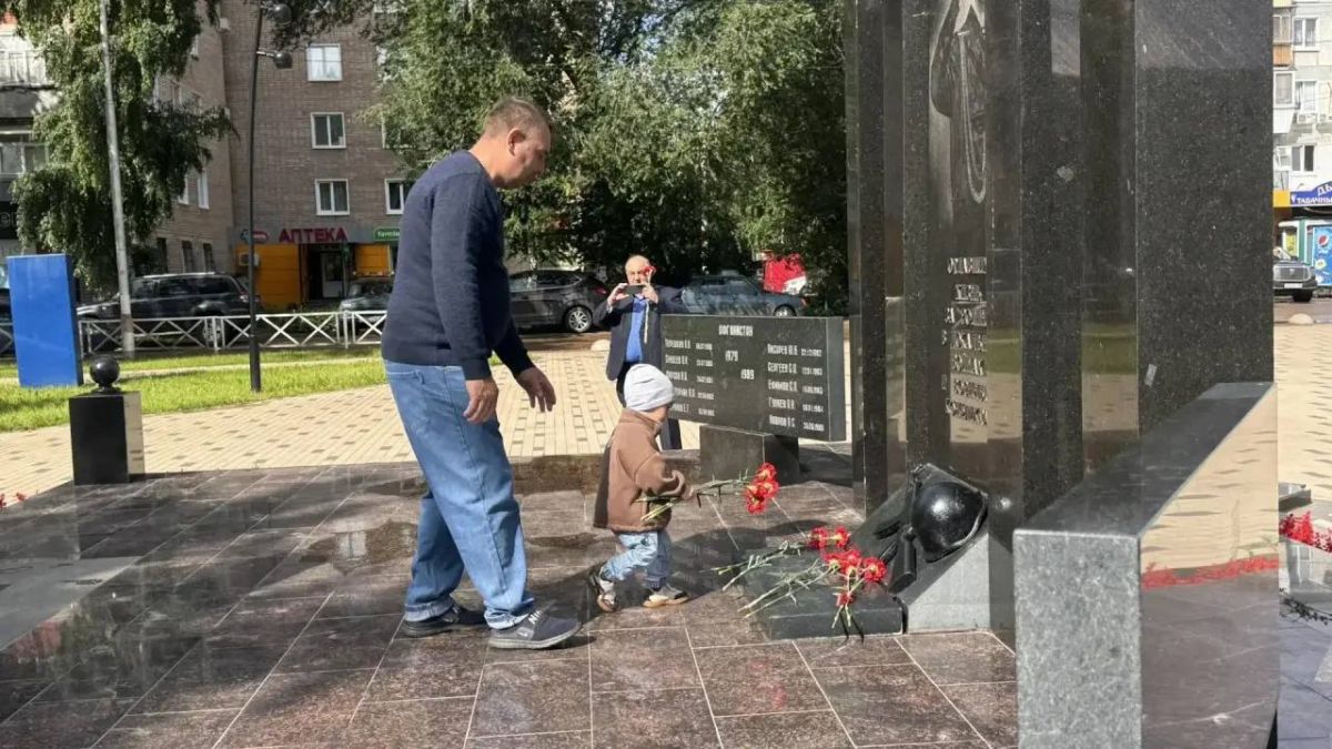 В Бузулуке в День ветеранов боевых действий возложили цветы к памятнику воинам-интернационалистам В Бузулуке в День ветеранов боевых действий возложили цветы к памятнику воинам-интернационалистам