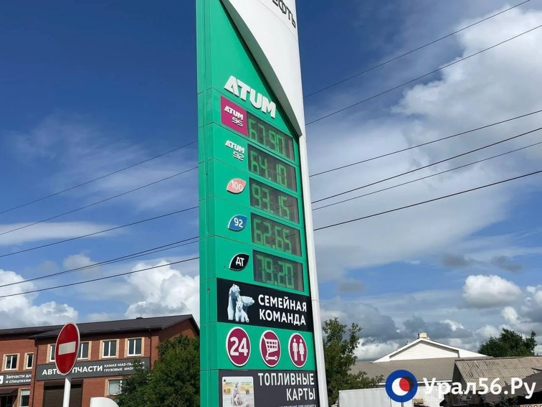 На одной из АЗС в Орске образовалась очередь из автомобилей, на другой начали меняться цены На одной из АЗС в Орске образовалась очередь из автомобилей, на другой начали меняться цены
