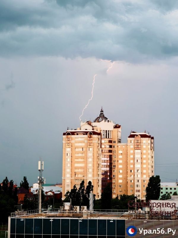 На Оренбург за месяц вылилось 144 млн тонн воды: Топ ярких фото дождливого города в июне На Оренбург за месяц вылилось 144 млн тонн воды: Топ ярких фото дождливого города в июне