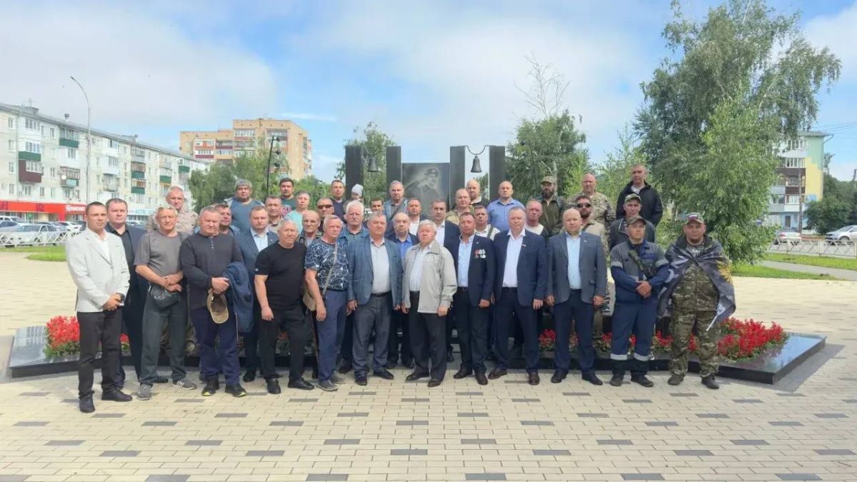 В Бузулуке в День ветеранов боевых действий возложили цветы к памятнику воинам-интернационалистам В Бузулуке в День ветеранов боевых действий возложили цветы к памятнику воинам-интернационалистам