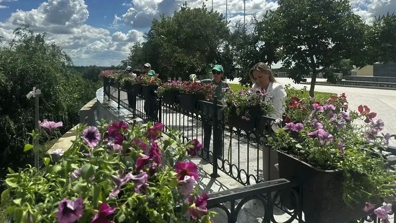 Кашпо с цветами теперь украшают и верхнюю набережную в Оренбурге