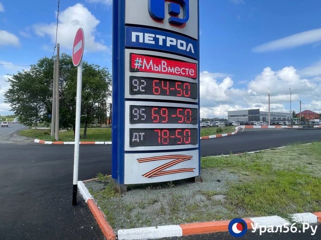 На одной из АЗС в Орске образовалась очередь из автомобилей, на другой начали меняться цены На одной из АЗС в Орске образовалась очередь из автомобилей, на другой начали меняться цены