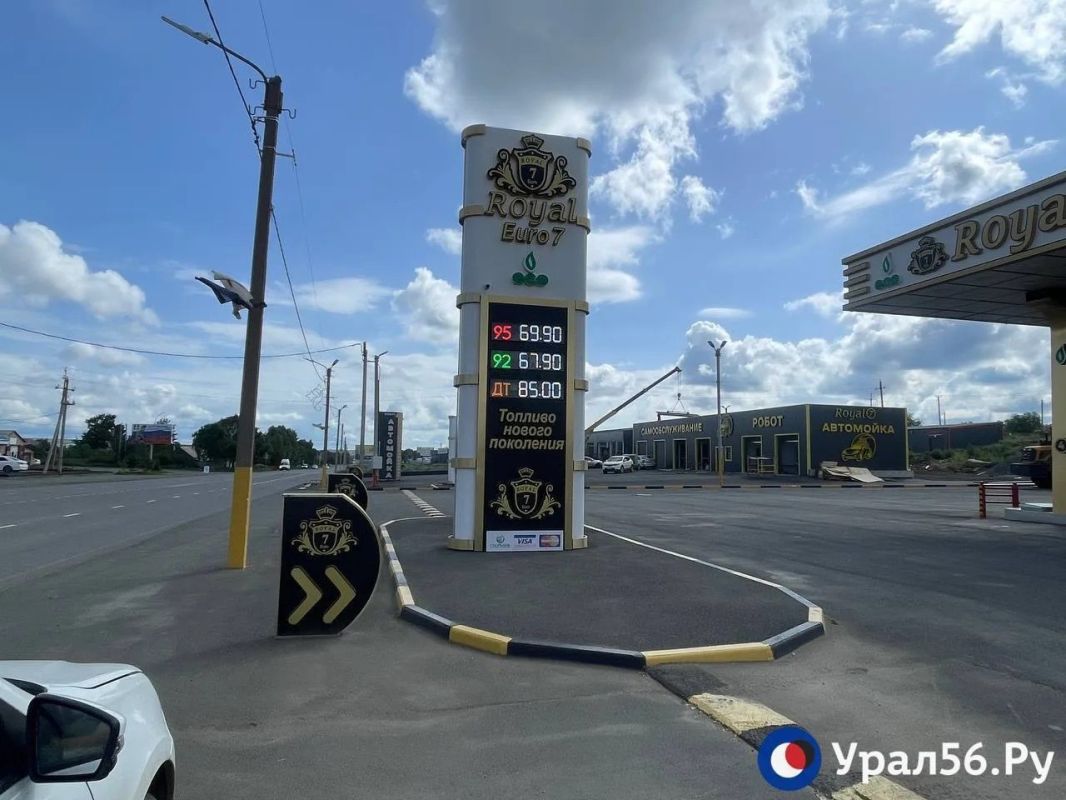 На одной из АЗС в Орске образовалась очередь из автомобилей, на другой начали меняться цены На одной из АЗС в Орске образовалась очередь из автомобилей, на другой начали меняться цены