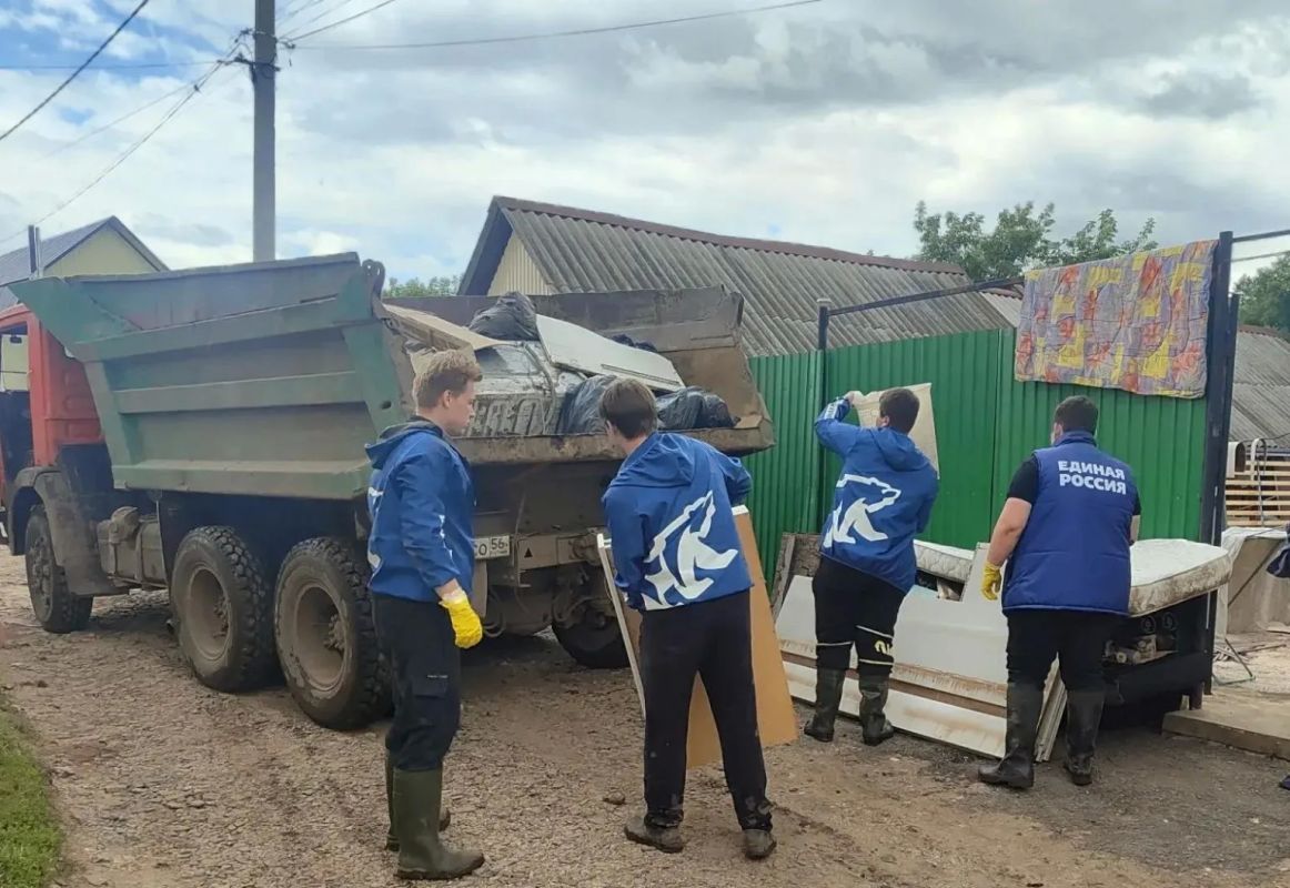 Волонтёры «Единой России» и активисты «Молодой Гвардии» продолжают расчистку территорий в Бугуруслане