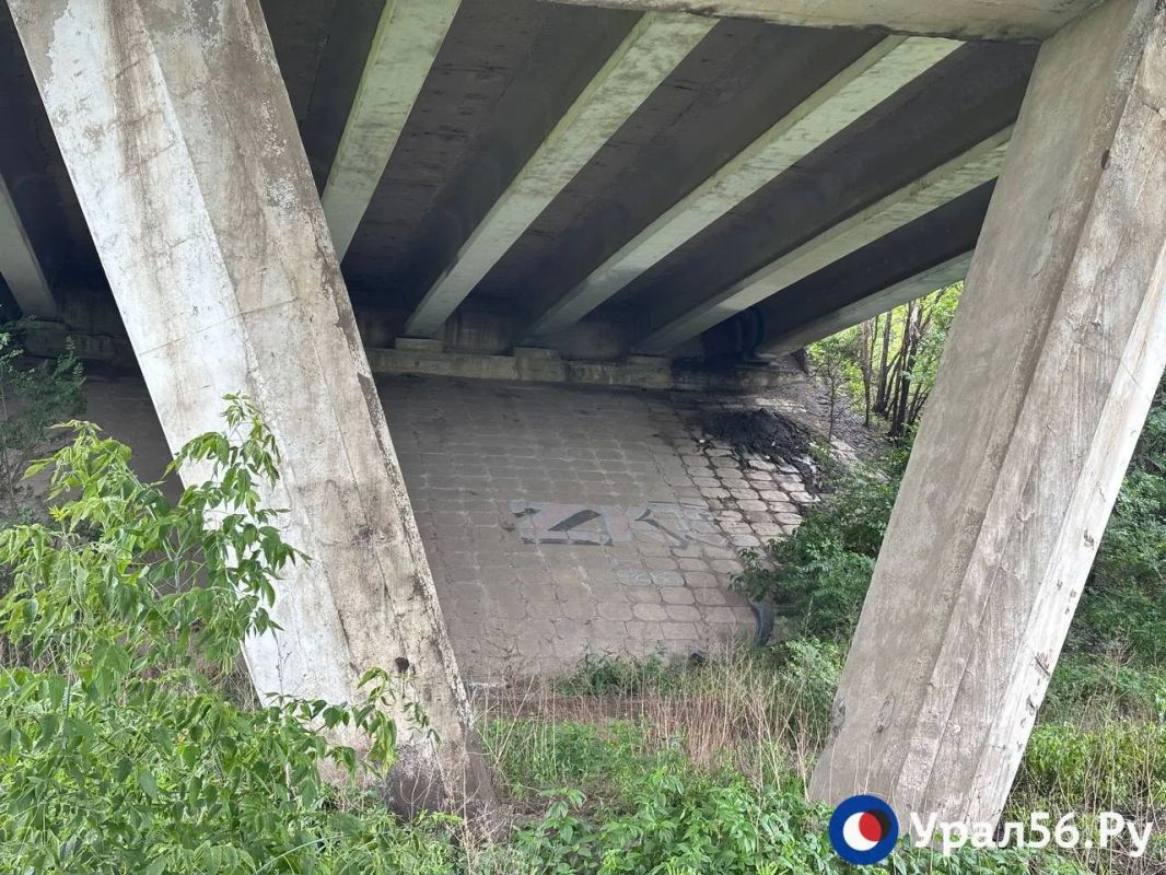 С моста в Южном в Оренбурге начала осыпаться штукатурка С моста в Южном в Оренбурге начала осыпаться штукатурка