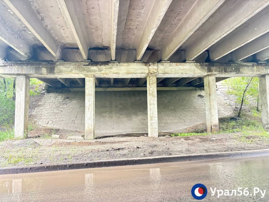 С моста в Южном в Оренбурге начала осыпаться штукатурка С моста в Южном в Оренбурге начала осыпаться штукатурка