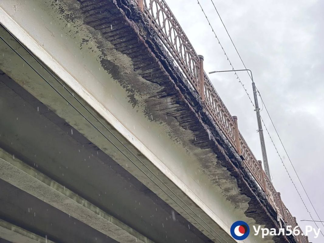 С моста в Южном в Оренбурге начала осыпаться штукатурка С моста в Южном в Оренбурге начала осыпаться штукатурка
